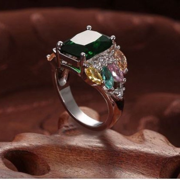 Green Emerald Cut & Multi-Coloured Stones - Picture 6 of 7